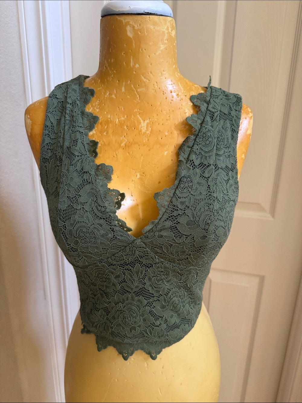 ReoRia Olive Green Scalloped Lace V-Neck Bandeau